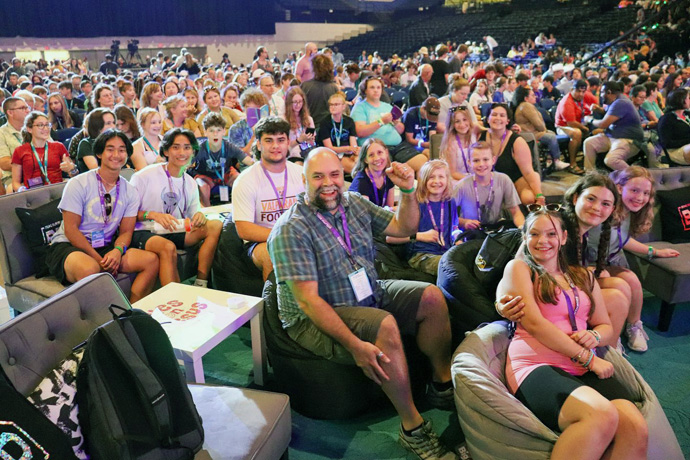 Más de 2.500 asistentes en representación de 44 estados de Estados Unidos y otros 5 países se reunieron para Juventud 2023 en el Centro Ocean en Daytona Beach, Florida del 25 al 28 de julio. El evento de cuatro días incorporó adoración, talleres, estudio bíblico, tiempo de compañerismo y oportunidades de servicio. Foto cortesía de Ministerios de Discipulado. 