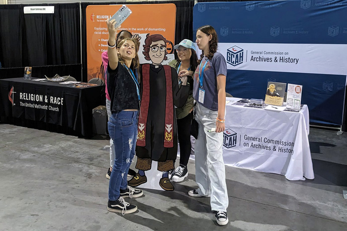 John Wesley fundador del metodismo, participó en la diversión durante Juventud 2023, el evento juvenil cuatrienal patrocinado por Ministerios de Discipulado, que se llevó a cabo en Daytona, Florida del 25 al 28 de julio. Los/as jóvenes que asistieron a la conferencia se divirtieron tomándose selfies con su imagen proporcionada por la Comisión Metodista Unida de Archivos e Historia. Foto de Ashley Boggan D., Archivos e Historia. 
