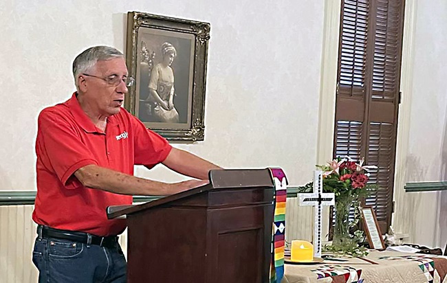 El Pastor Welborn está liderando la IMU Stay (Permanecer) en Seguin, una congregación de personas locales que votaron para seguir siendo metodista unidas cuando la Primera IMU de Seguin se desafilió. El Pastor Welborn sirvió en esa iglesia como pastor asociado, antes de su desafiliación, la cual formaba parte de la Conferencia Anual Río-Texas de La Iglesia Metodista Unida. Foto cortesía de la Iglesia Metodista Unida La Trinidad.