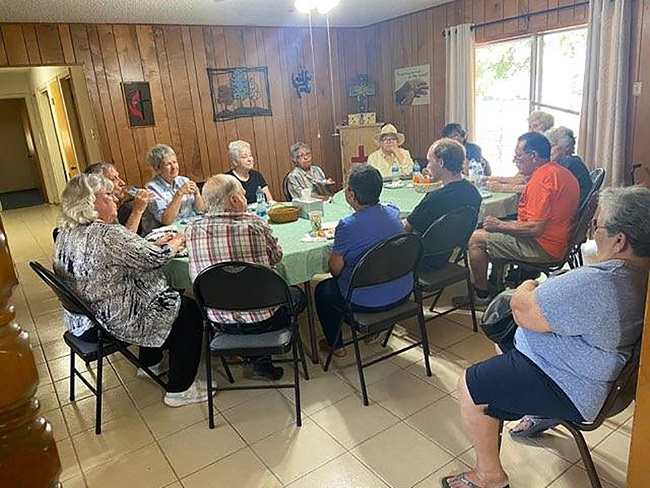 Alrededor de una docena de miembros que decidieron no salir de la denominación, cuando su congregación (la Primera IMU de Séguin) decidió desafiliarse, comenzó a reunirse y organizarse durante el Miércoles de Ceniza en una casa particular para organizarse como Iglesia Metodista Unida Stay (Permanecer). Foto cortesía de la Iglesia Metodista Unida La Trinidad.