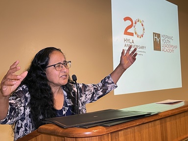 A Revda. Dra. Cristian De La Rosa, Diretora Nacional da HYLA, compartilha algumas reflexões durante a celebração do 20º Aniversário da fundação da Hispanic Youth Leadership Academy, realizada na Universidade de Boston entre 27 e 29 de julho de 2023. Foto Rev. Gustavo Vasquez, Notícias MU.