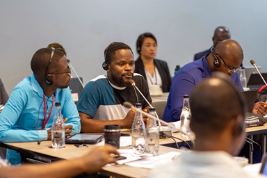 José Martinho Salote, productor de contenido de Radio Kairos en Angola, habla en la reunión anual de la Red de Radio Metodista Unida celebrada del 19 al 21 de junio en Johannesburgo, Sudáfrica. La red votó para cambiar su nombre a Red de Transmisión Metodista Unida para representar nuevas tecnologías como la transmisión web y las redes sociales. Foto cortesía de Priscilla Muzerengwa, Noticias MU. José Martinho Salote, productor de contenido de Radio Kairos en Angola, habla en la reunión anual de la Red de Radio Metodista Unida celebrada del 19 al 21 de junio en Johannesburgo, Sudáfrica. La red votó para cambiar su nombre a Red de Transmisión Metodista Unida para representar nuevas tecnologías como la transmisión web y las redes sociales. Foto cortesía de Priscilla Muzerengwa, Noticias MU.