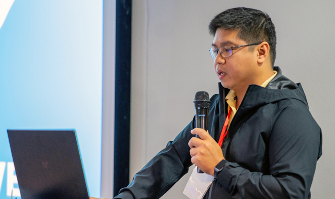 Noel Vincent Miguel, director de comunicaciones del Área Episcopal de Manila, presentó un informe sobre el panorama de los medios en su jurisdicción durante la reunión de Johannesburgo. El nuevo nombre de Red de Transmisión Metodista Unida muestra el compromiso de la red de llegar a más personas con mensajes de fe. Foto cortesía de Priscilla Muzerengwa, Noticias MU.