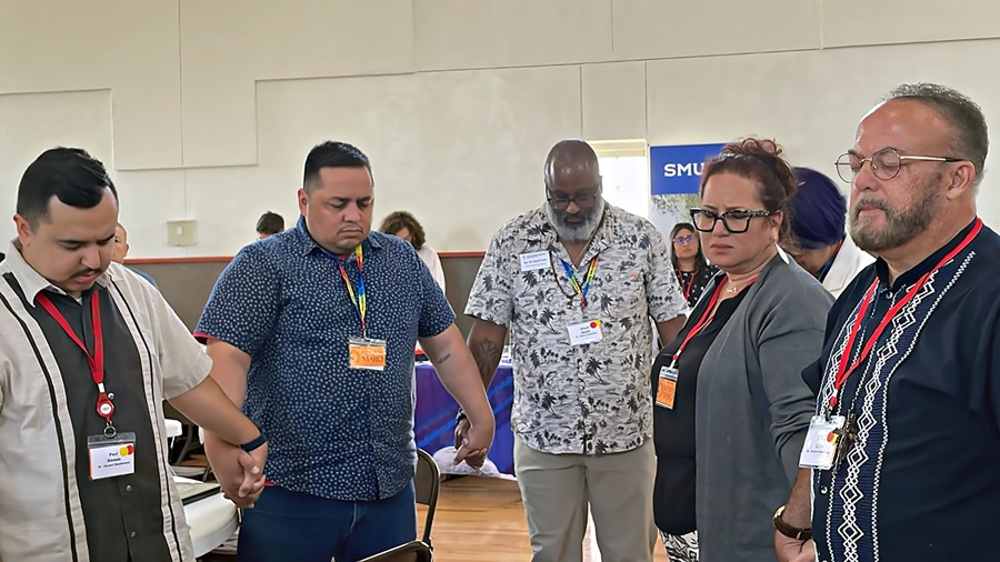 La memoria y el legado ministerial del Rev. Edgar Avitia, recientemente fallecido, fue celebrada en la reunión plenaria donde se compartió una semblanza de su trabajo al servicio de la iglesia y una oración de acción de gracias por su vida y ministerio. Foto Rev. Gustavo Vasquez, Noticias MU.