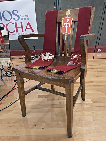 Una silla vacía con la estola y el símbolo episcopal, sirvieron como símbolo de recordación y protesta por la ausencia forzada de la Obispa Minerva Carcaño, quien ha sido suspendida de sus labores episcopales y de participar en las actividades regulares de la iglesia, mientras se procesan denuncias en su contra en un juicio eclesiástico que se llevara a cabo en los próximo 19 de septiembre de 2013. Foto Rev. Gustavo Vasquez, Noticias MU.