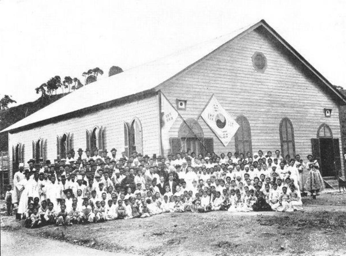 1903년 하디 선교사의 선교사 연합수련회에서의 공개적 회개는 원산 부흥 운동으로 이어져, 1907년 평양 대부흥이라는 열매를 맺게 했다. 사진은 하디가 사역하던 원산 남산동 제일감리교회가 새 건물을 짓고 교인들이 함께 모여 기념 촬영을 한 것이다. 사진 출처, 신앙과지성사. 