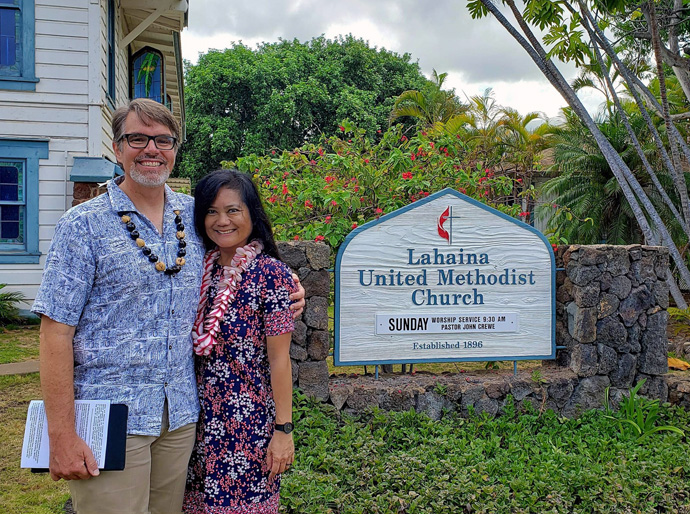 O pastor John Crewe, retratado com sua esposa, Hyaline Crewe, enfrenta a tarefa de ajudar a Igreja Metodista Unida de Lahaina a se recuperar dos incêndios florestais de 8 de agosto que destruíram o santuário e as casas de alguns membros da igreja. Foto cortesia da Igreja Metodista Unida de Lahaina.