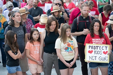 El 21 de agosto partidarios/as de la reforma al control de armas se unieron en oración frente al Capitolio del Estado de Tennessee en Nashville, mientras los/as legisladores/as comenzaban una sesión legislativa especial centrada en la seguridad pública, luego de un tiroteo masivo en la Escuela Covenant ocurrido en marzo. Se unió al grupo el Rev. Eric Mayle, segundo de derecha a izquierda, de la Iglesia Metodista Unida Calvary en Nashville. Foto de Mike DuBose, Noticias MU.  El 21 de agosto partidarios/as de la reforma al control de armas se unieron en oración frente al Capitolio del Estado de Tennessee en Nashville, mientras los/as legisladores/as comenzaban una sesión legislativa especial centrada en la seguridad pública, luego de un tiroteo masivo en la Escuela Covenant ocurrido en marzo. Se unió al grupo el Rev. Eric Mayle, segundo de derecha a izquierda, de la Iglesia Metodista Unida Calvary en Nashville. Foto de Mike DuBose, Noticias MU.