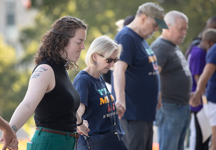 La Revda. Keller Hawkins a la izquierda, ayudó a dirigir una vigilia de oración en apoyo al control de armas frente al Capitolio del Estado de Tennessee en Nashville, donde los/as legisladores/as comenzaban una sesión legislativa especial centrada en la seguridad pública y la salud mental tras un tiroteo masivo en la Escuela Covenant de Nashville, ocurrido en marzo, en el que murieron seis personas. Hawkins es diácono provisional en la Conferencia Anual Tennessee-Oeste de Kentucky. Foto de Mike DuBose, Noticias MU.