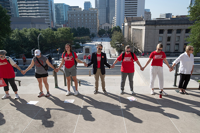 Partidarios/as de la reforma al control de armas se tomaron de las manos en oración frente al Capitolio del Estado de Tennessee en Nashville, donde los/as legisladores/as comenzaban una sesión legislativa especial centrada en la seguridad pública luego de un tiroteo masivo en la Escuela Covenant. Tres niños/as de 9 años y tres miembros adultos del personal murieron en la escuela antes de que la policía detuviera a la atacante. Foto de Mike DuBose, Noticias MU.