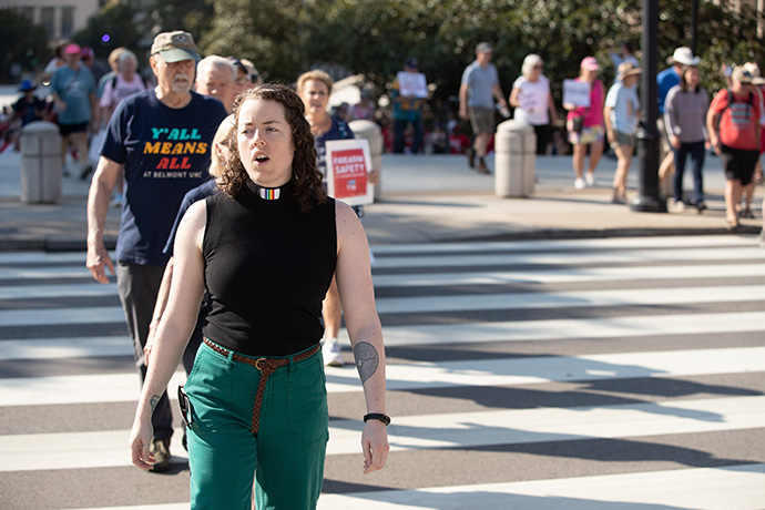 La Revda. Keller Hawkins encabezó a los/as manifestantes durante una vigilia de oración celebrada el 21 de agosto en apoyo al control de armas frente al Capitolio del Estado de Tennessee en Nashville, donde los/as legisladores/as comenzaban una sesión legislativa especial centrada en la seguridad pública y la salud mental, luego de un tiroteo masivo en la Escuela Covenant, ocurrido a principios de este año en Nashville. Foto de Mike DuBose, Noticias MU.