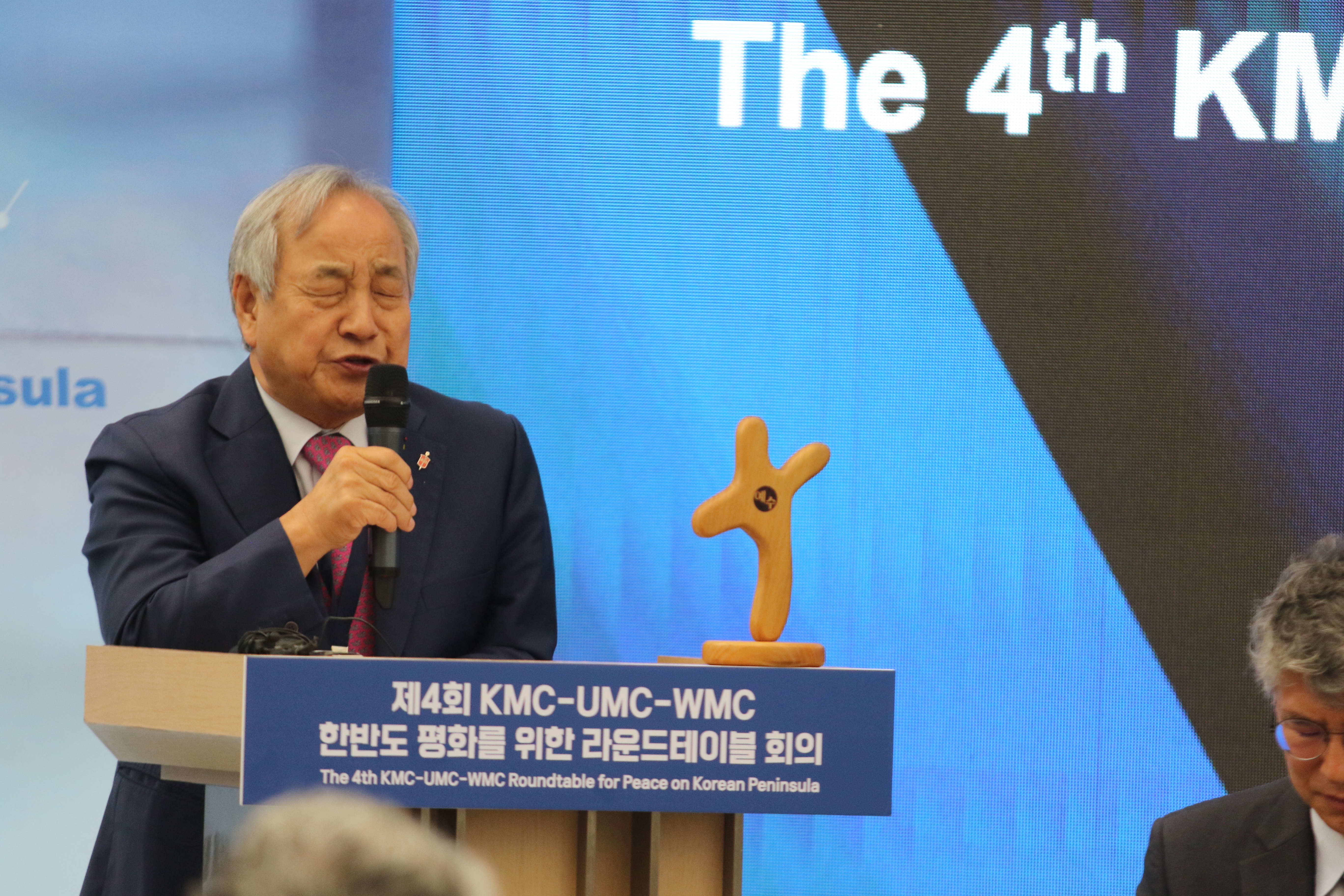 2023년 8월 28일 서울에서 열린 한반도 평화를 위한 라운드테이블에서 연합감리교회 위스컨신 연회의 주재 감독이자 한인목회강화협의회 회장이며 세계선교부 이사회의 의장인 정희수 감독이 모임을 마무리하는 기도를 하고 있다. 사진, 김응선 목사, 연합감리교뉴스.