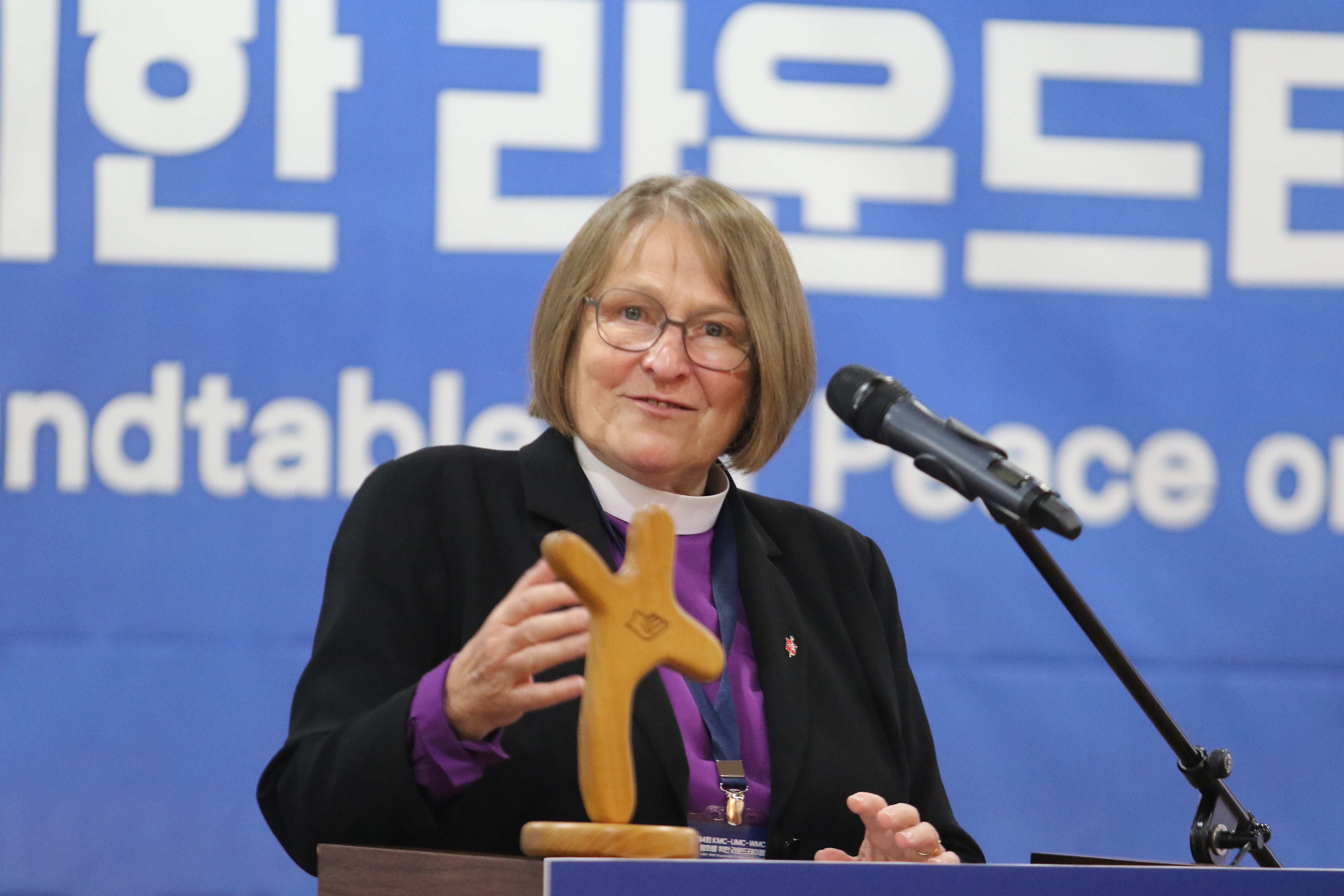 2023년 8월 28-29일에 열린 평화를 위한 라운드테이블의 두 번째 날 로즈메리 밴너 감독이 <분열 극복과 평화를 위한 노력>이라는 제목의 강의를 하고 있다. 밴너 감독은 통일을 위해 일하는 사람들에게 믿음과 희망 그리고 자신감을 가지고 사역하며, 통일 이후의 무엇을 해야 할지 고민해야 한다고 당부했다. 사진, 김응선 목사, 연합감리교뉴스.