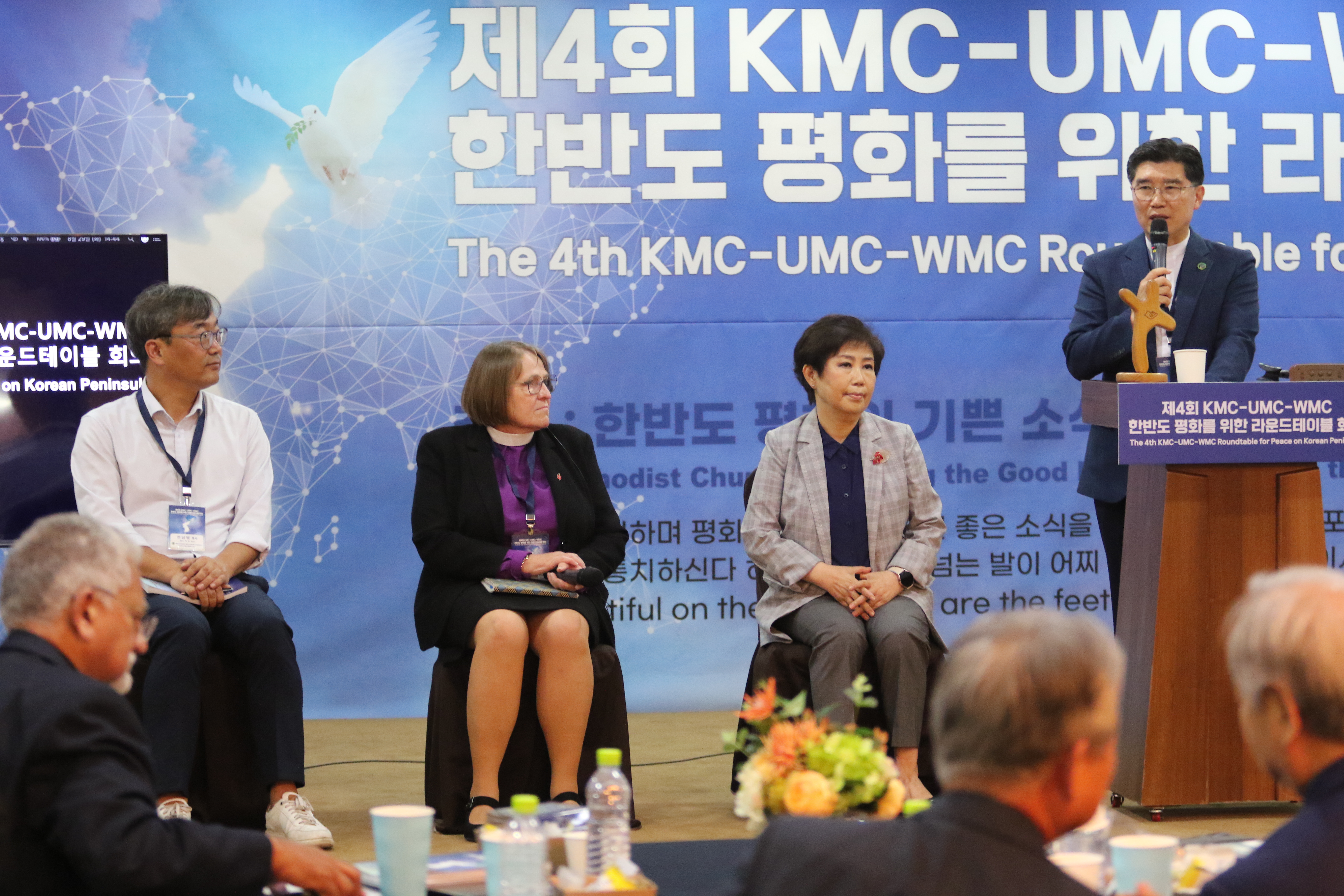 ‘고난받는 이들과 함께하는 모임’의 사무총장인 전남병 목사(왼쪽)과 로즈마리 벤너 감독(중앙) 그리고 임향자 목사가 제4차 한반도 평화를 위한 라운드테이블에서 질의응답 시간에 답변을 위해 준비하고있다. 맨 오른쪽은 기감 선교국 총무인 태동화 목사다. 사진, 김응선 목사, 연합감리교뉴스.