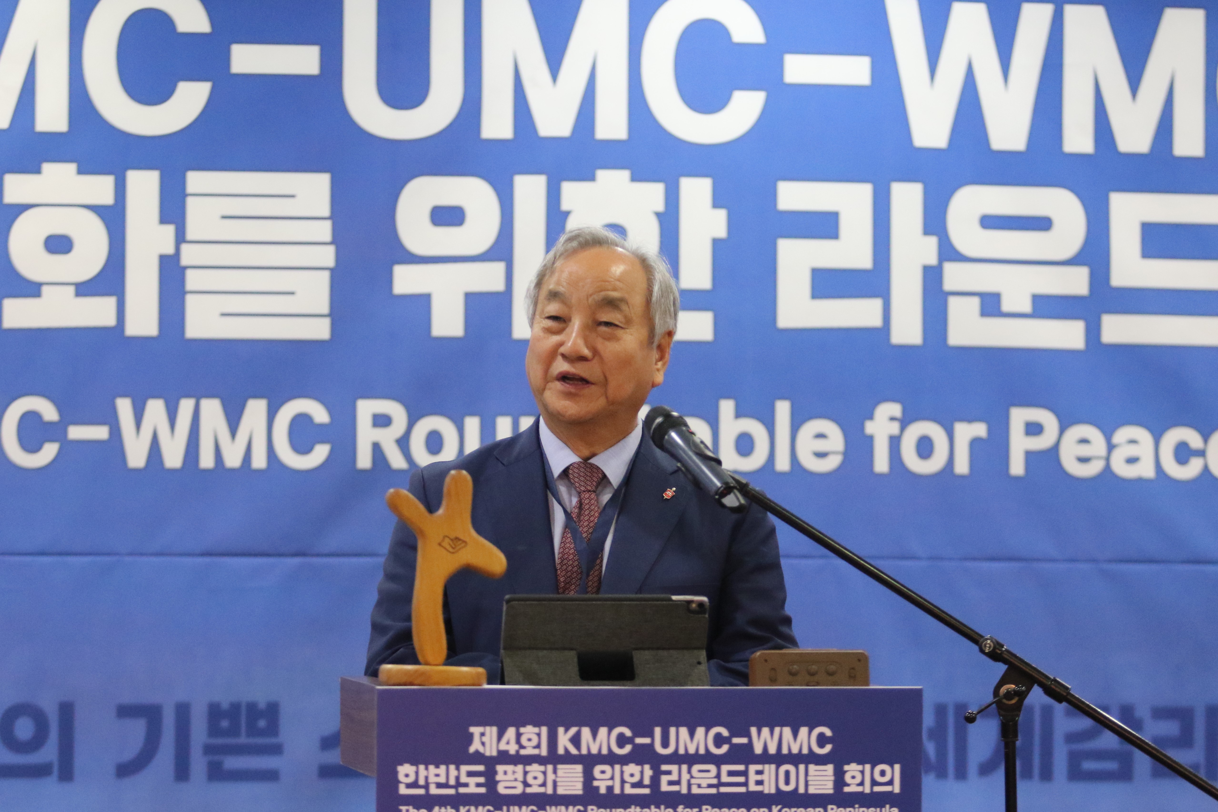 정희수 감독이 제4차 라운드테이블 폐회 예배에서 설교를 하고 있다. 정 감독은 사랑이 고통을 가져오고 우리를 힘들게 할 수 있지만 우리는 여전히 사랑하고 용서해야 한다고 말했다. 사진, 김응선 목사, 연합감리교뉴스.