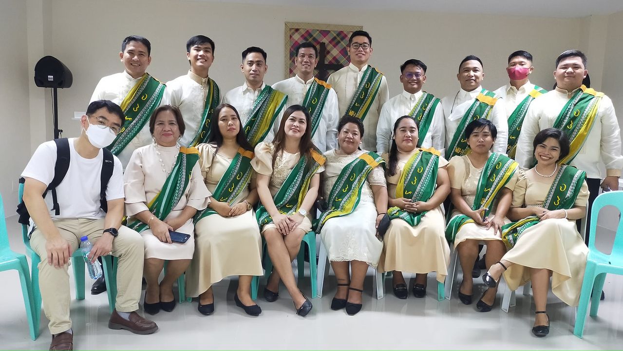 2022-2023 졸업생들과 커미셔닝 예배(Commissioning Service) 전에 강의실에서 찍은 사진. 웨슬리 신학대학원은 졸업식 이후, 지역 감리사와 감독님과 함께 별도의 파송 예배를 진행한다. 사진 제공, 이민규 목사.