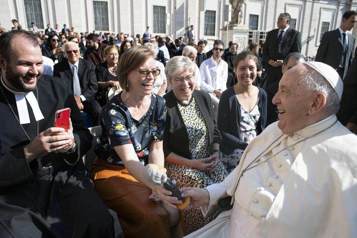 El Papa Francisco sostuvo la figura de Juan Wesley que le regaló Ashley Boggan D., alta ejecutiva de la Comisión Metodista Unida de Archivos e Historia, durante la audiencia general del Papa el 6 de septiembre en la Plaza San Pedro en la Ciudad del Vaticano. Foto cortesía de la Oficina Ecuménica Metodista de Roma.