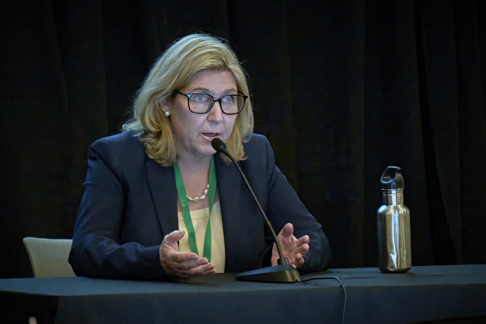 La Revda. Stoneking testifica el 19 de septiembre, el primer día de un juicio eclesiástico contra la Obispa Minerva G. Carcaño en Glenview, Illinois. Stoneking, una de las demandantes en el caso, es Superintendente del Distrito de la Bahía en California-Nevada. Conferencia. Foto de Paul Jeffrey, Noticias MU.