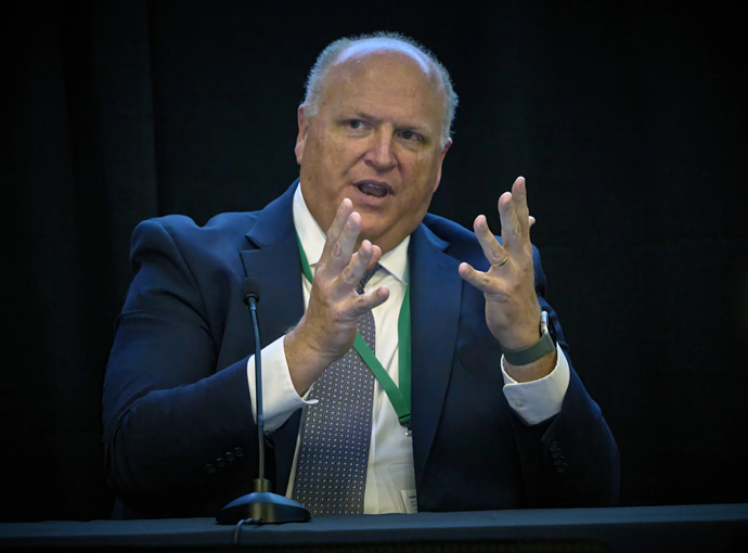 El Rev. Craig Brown testifica el 19 de septiembre, el primer día del juicio eclesiástico contra la Obispa Minerva G. Carcaño en Glenview, Illinois. Brown, ex director ejecutivo de desarrollo congregacional de la Conferencia Anual California-Nevada, fue testigo de la iglesia. Foto de Paul Jeffrey, Noticias MU.