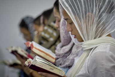 Una mujer leyó la Biblia durante el culto del 20 de mayo en la Iglesia Metodista Unida de Hebrón en Lalitpur, Nepal. Aunque las restricciones oficiales al trabajo religioso crean desafíos para los/as líderes de la iglesia en el país del sur de Asia, los/as trabajadores/as migrantes están regresando del extranjero con una fe sólida que vigoriza la pequeña comunidad cristiana allí. Foto de Paul Jeffrey, Noticias MU. Una mujer leyó la Biblia durante el culto del 20 de mayo en la Iglesia Metodista Unida de Hebrón en Lalitpur, Nepal. Aunque las restricciones oficiales al trabajo religioso crean desafíos para los/as líderes de la iglesia en el país del sur de Asia, los/as trabajadores/as migrantes están regresando del extranjero con una fe sólida que vigoriza la pequeña comunidad cristiana allí. Foto de Paul Jeffrey, Noticias MU.