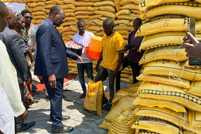L'évêque méthodiste uni Gabriel Yemba Unda de la région épiscopale du Congo oriental prie avant de lancer une opération de distribution à Goma, au Congo, en juillet. L'Eglise méthodiste unie a fourni de la nourriture, des kits d'hygiène et d'autres aides essentielles à des milliers de personnes déplacées dans le pays. Photo par Jolie Shabani, UM News.