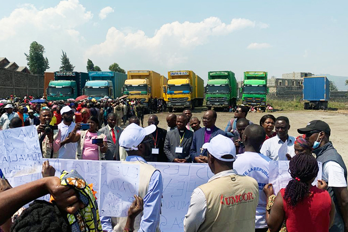 Des survivants de l'inondation de Kalehe discutent avec l'évêque Gabriel Yemba Unda de la région épiscopale du Congo oriental lors d'une opération de distribution d'église à Goma. En mai, deux rivières ont débordé à la suite de pluies torrentielles, tuant plus de 400 personnes dans la région. Les survivants ont demandé à l'évêque de continuer à plaider en leur faveur. Photo par Jolie Shabani, UM News.