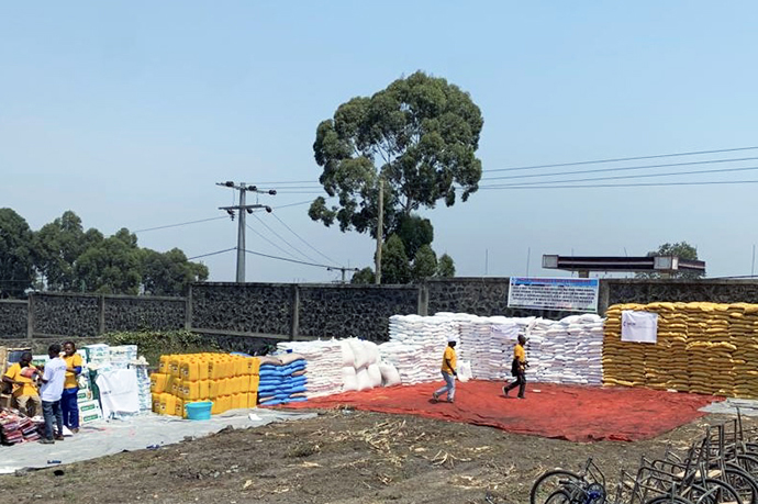 Une subvention de 250 000 dollars du Comité méthodiste uni d'aide et de l'unité Global Health de United Methodist Global Ministries a permis de fournir de la nourriture et d'autres fournitures à des milliers de familles déplacées à Goma, au Congo. Chaque ménage a reçu du riz et de la farine de maïs, des haricots et du sucre, un gallon d'huile végétale, du sel de cuisine, deux pains de savon, une bassine, un seau, des balais, du dentifrice, des brosses à dents et d'autres produits de première nécessité. Les produits ont été distribués en juillet. Photo par Jolie Shabani, UM News.