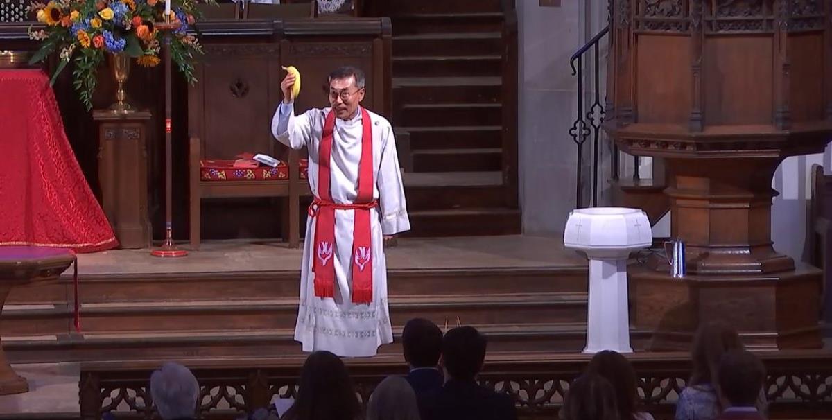 지난 2021년 6월 27일, 북일리노이 연회의 정회원 목사이자 연합감리교뉴스의 한국/아시아 뉴스 디렉터로 섬기는 김응선 목사가 내쉬빌의 웨스트엔드 연합감리교회에서 설교하고 있다. 사진 출처, WEUMC 예배 동영상 갈무리.