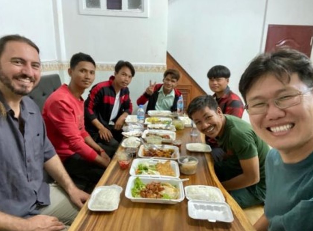 이순영 선교사가 2020년 이후로 사역 중인 Project Ark는 건설업을 통해, 생계와 존엄성을 회복하고, 인신매매의 주범인 빈곤을 퇴치하기 위한 사역이다.  사진은 이 선교사가 건설 작업을 마치고, 교인들과 식사를 하기 위해 모였다. 사진 출처, umccambodia.org.