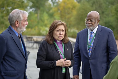 La obispa metodista unida Minerva G. Carcaño habló con la prensa en Glenview, Illinois el 22 de septiembre de 2023, luego del veredicto unánime de no culpable emitido por el jurado en el juicio de su iglesia. La acompañaron sus abogados en el juicio: el Rev. Scott Campbell a la izquierda, y el juez Jon Gray. Carcaño ahora ha sido reintegrada después de una suspensión de 18 meses, pero quedan dudas sobre lo que viene después. Foto de Paul Jeffrey, Noticias MU. La obispa metodista unida Minerva G. Carcaño habló con la prensa en Glenview, Illinois el 22 de septiembre de 2023, luego del veredicto unánime de no culpable emitido por el jurado en el juicio de su iglesia. La acompañaron sus abogados en el juicio: el Rev. Scott Campbell a la izquierda, y el juez Jon Gray. Carcaño ahora ha sido reintegrada después de una suspensión de 18 meses, pero quedan dudas sobre lo que viene después. Foto de Paul Jeffrey, Noticias MU.