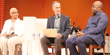 Los obispos Tracy Smith Malone a la izquierda, Tom Berlin y Mande Muyombo discuten el futuro de la denominación durante la "Reunión de la Familia Metodista Unida". Foto cortesía de David Burke. Los obispos Tracy Smith Malone a la izquierda, Tom Berlin y Mande Muyombo discuten el futuro de la denominación durante la "Reunión de la Familia Metodista Unida". Foto cortesía de David Burke.