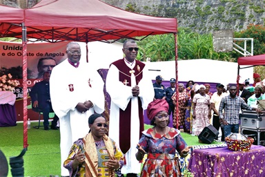 Bispos Quipungo e Gaspar lideram a cerimonia da celebração dos 138 anos do Metodismo em Angola. Malanje, foto de João Goncalves Sofia Nhanga. Bispos Quipungo e Gaspar lideram a cerimonia da celebração dos 138 anos do Metodismo em Angola. Malanje, foto de João Goncalves Sofia Nhanga.