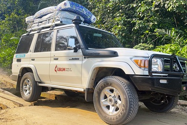 Un Land Cruiser traverse un petit pont de fortune sur la route de Kibombo dans la province du Maniema au Congo. Les quatre évêques de la Conférence centrale du Congo ont récemment reçu ces véhicules tout terrain pour faciliter leurs déplacements dans leurs régions, qui comptent de nombreuses routes en terre souvent impraticables pendant la saison des pluies. Photo par Chadrack Londe, UM News. Un Land Cruiser traverse un petit pont de fortune sur la route de Kibombo dans la province du Maniema au Congo. Les quatre évêques de la Conférence centrale du Congo ont récemment reçu ces véhicules tout terrain pour faciliter leurs déplacements dans leurs régions, qui comptent de nombreuses routes en terre souvent impraticables pendant la saison des pluies. Photo par Chadrack Londe, UM News.