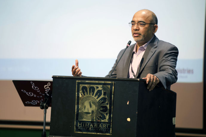 Roland Fernandes habló durante la reunión de otoño de la Junta Metodista Unida de Ministerios Globales, celebrada del 19 al 21 de octubre en Phnom Penh, Camboya. Fernandes se convirtió en director ejecutivo de Ministerios Globales y del Comité Metodista Unido de Ayuda en 2020, y a partir de 2024 también dirigirá la Junta Metodista Unida de Educación Superior y Ministerio. Foto de Mon Visal, cortesía de Ministerios Globales.