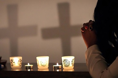 Los/as cristianos/as entienden la oración como comunicación espiritual con Dios. La meditación puede ser una práctica específica que nos lleva a la oración o puede ser una experiencia espiritual separada. Ilustración fotográfica de Kathleen Barry, Comunicaciones Metodistas Unidas. Los/as cristianos/as entienden la oración como comunicación espiritual con Dios. La meditación puede ser una práctica específica que nos lleva a la oración o puede ser una experiencia espiritual separada. Ilustración fotográfica de Kathleen Barry, Comunicaciones Metodistas Unidas.