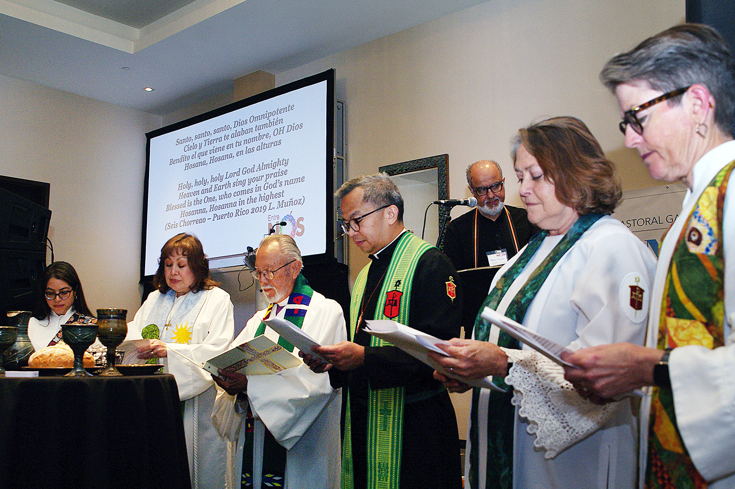 Miembros del episcopado de La Iglesia Metodista Unida, presidieron la ceremonia del sacramento de la comunión durante el culto. De izquierda a derecha: Diácona Patricia Bonilla, Conferencia Anual del Norte de Illinois; Obispa Minerva Carcaño, Conferencia Anual California-Nevada; Obispo Elías Galván, director ejecutivo de MARCHA; Carlo Rapanut, Conferencia Anual del Desierto del Suroeste; Obispa Dottie Escobedo – Frank, Conferencia Anual California – Pacifico; y la Obispa Sally Dyck, directora de la Oficina Ecuménica del Concilio de Obispos/as y miembro saliente de la Junta Directiva del NPHLM.  