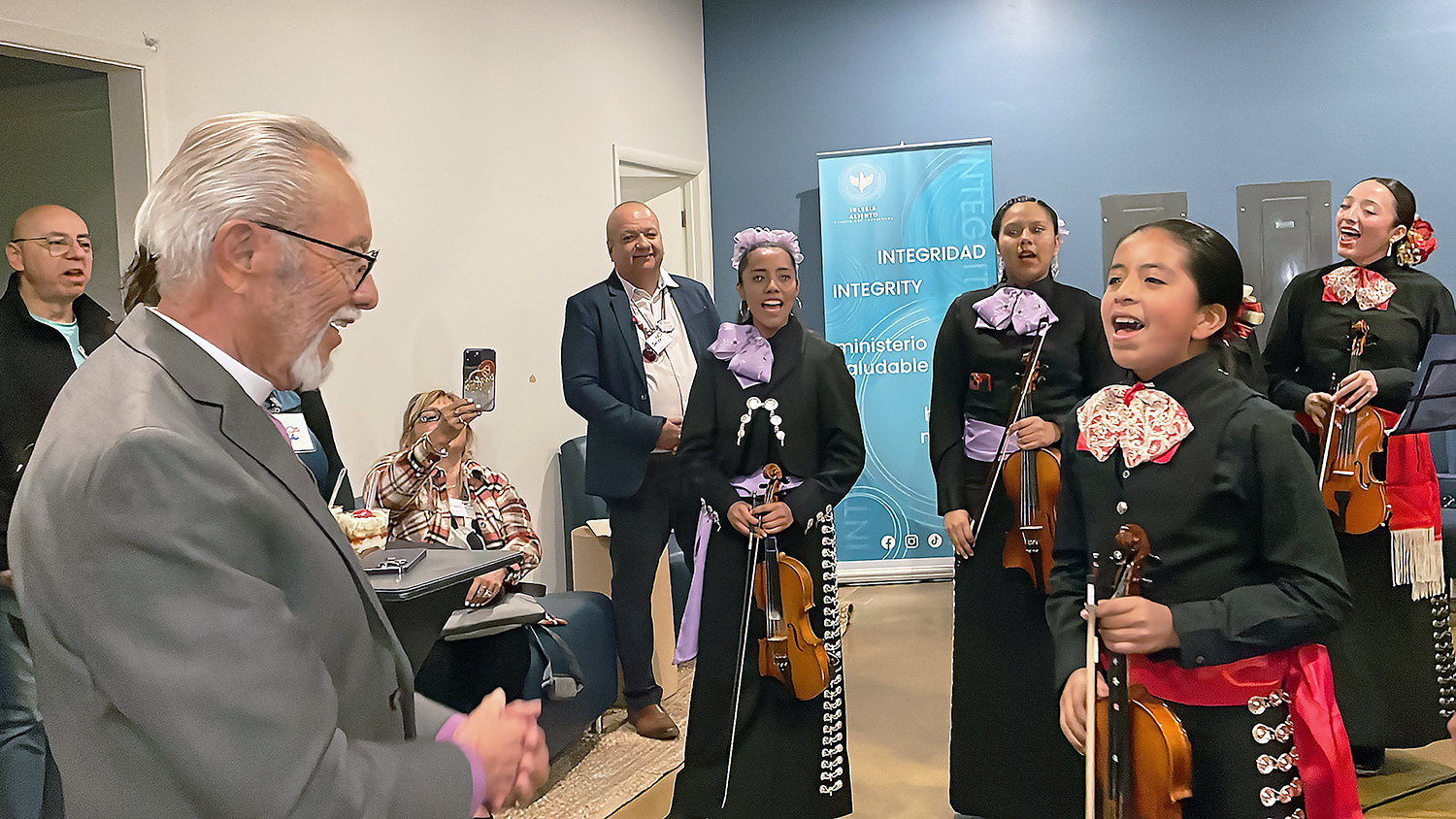 El Obispo Elias Galvan, fue recibido de manera sorpresiva con la melodía de “Las Mañanitas” por un mariachi integrado por niñas de una familia de músicos y cantantes, a su llegad a la Primera Iglesia Metodista Unida de Phoenix donde había sido pastor.
