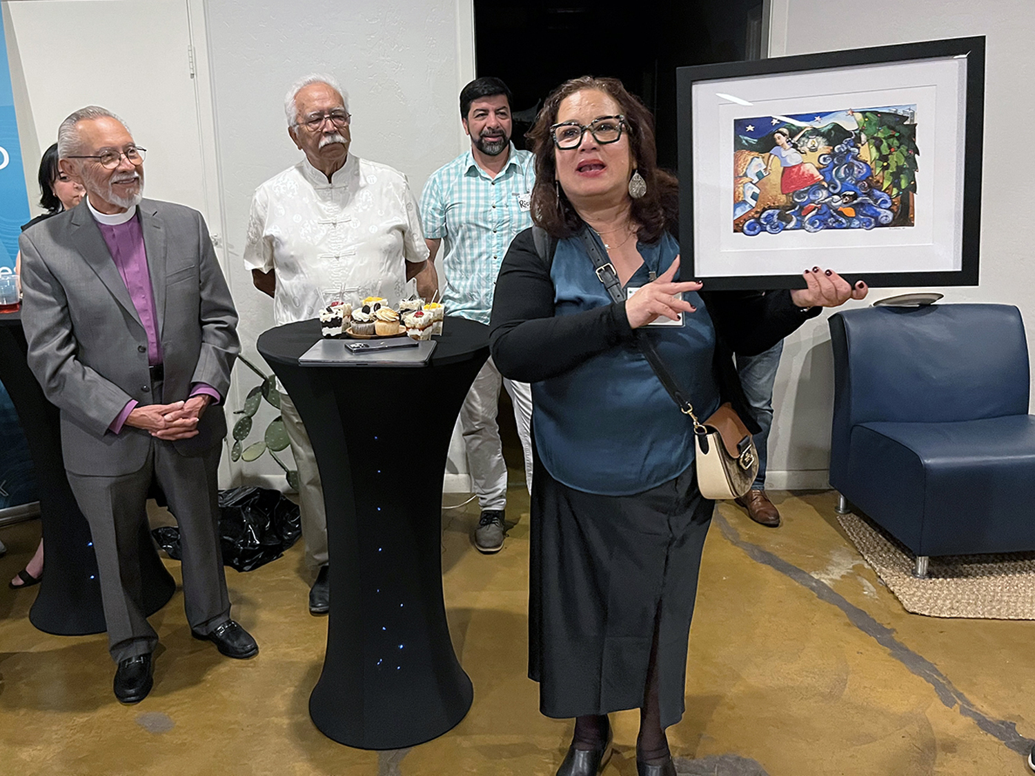 La Rvda. Lydia Muñoz, Directora del NPHLM, obsequió al Obispo Galván una pintura de la artista Lisa Katzenstein, quien trabajó en la Junta General de Ministerios Globales (GBGM por sus siglas inglés) y desarrolló su obra en torno a temas relacionados con los derechos humanos. El cuadro muestra a una mujer cruzando la corriente de un río, como una semblanza a los/as miles de inmigrantes que atraviesan permanentemente la frontera sur, lo cual ha sido un motivo de lucha y servicio ministerial para el Obispo Galván desde hace varias décadas. Foto Tim Tanton, Noticias MU.