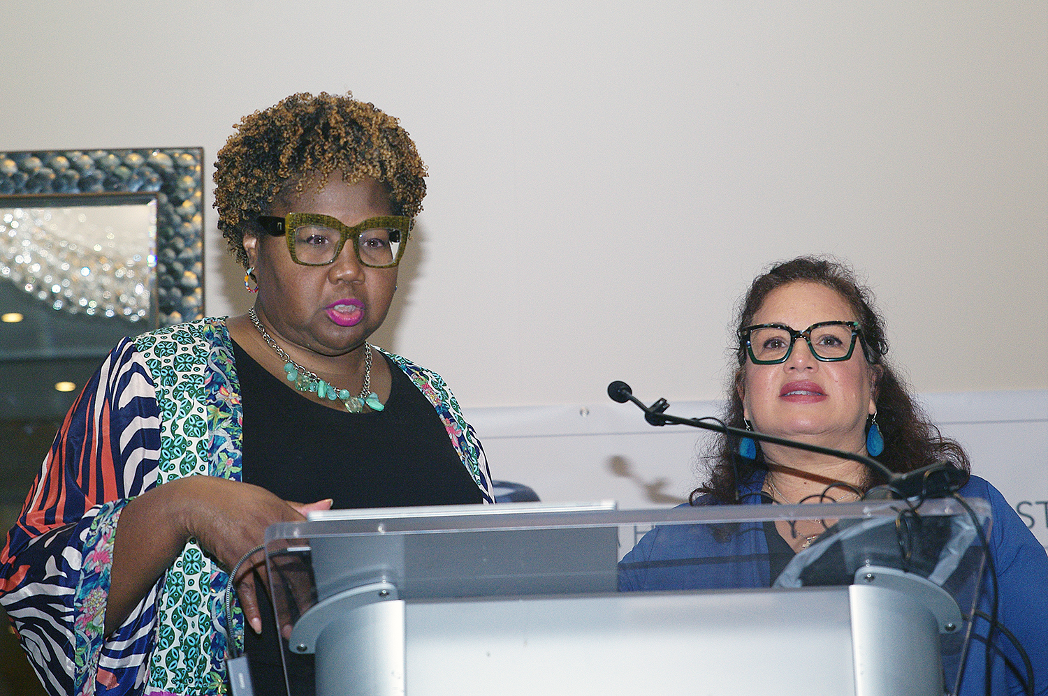 La Rvda. Candace Lewis, decana del Seminario Teológico Gammon compartió los resultados de un estudio realizado por esta institución sobre el impacto de la pandemia del CIVID 19 entre pastores/as y lideres laicos/as de las minorías raciales-étnicas que forman parte de La Iglesia Metodista Unida. A la derecha la Rvda. Lydia Muñoz, Directora del NPHLM, estuvo ayudando en la traducción al español de la presentación.