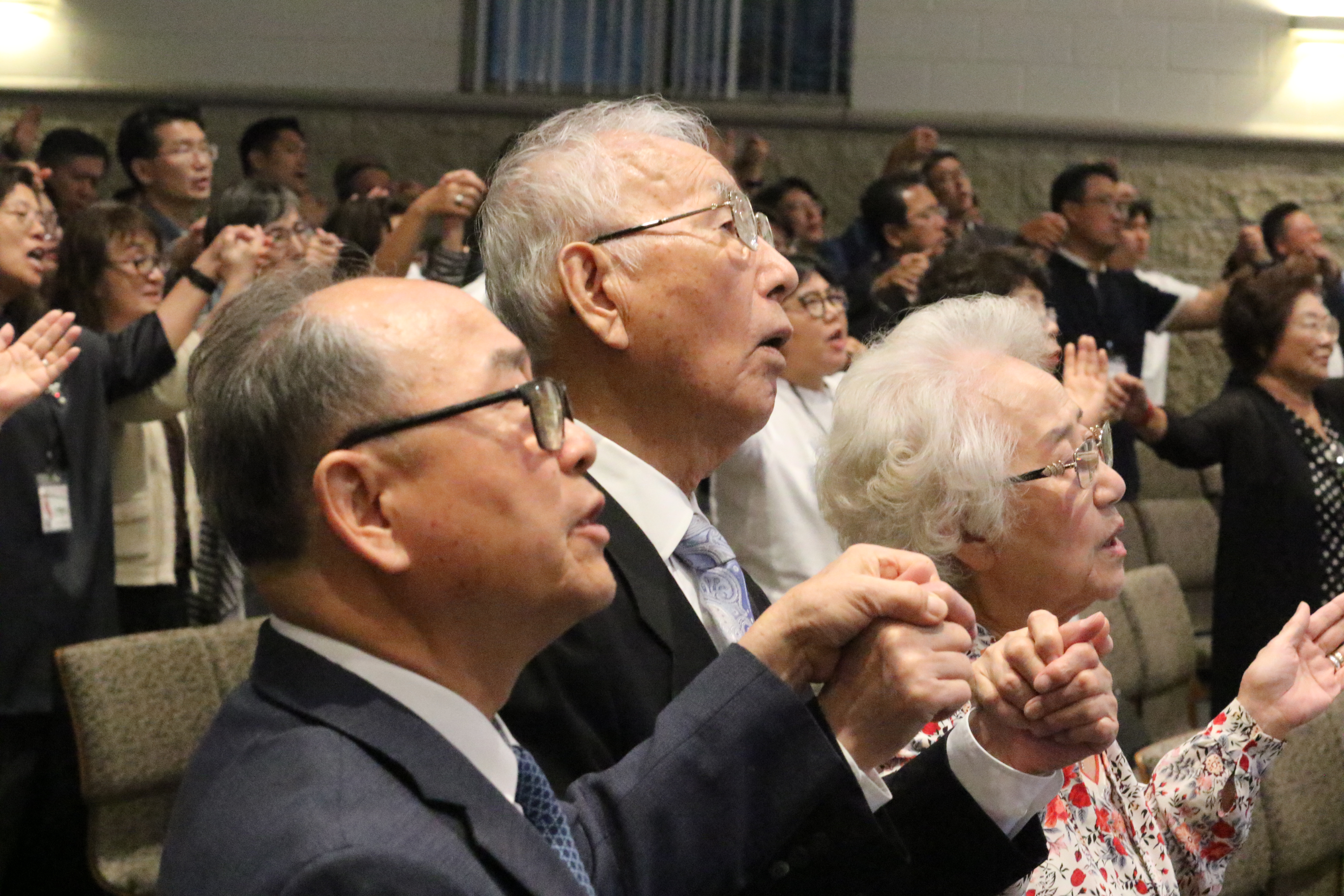 2023년 특별한인총회의 세째 날인 10월 4일, 김영봉 목사의 설교 후, 참석자들이 찬양을 하고 있다. 사진 설명, 왼쪽부터 이훈경 목사, 조은철 목사, 조시자 사모. 사진, 김응선 목사, 연합감리교뉴스. 