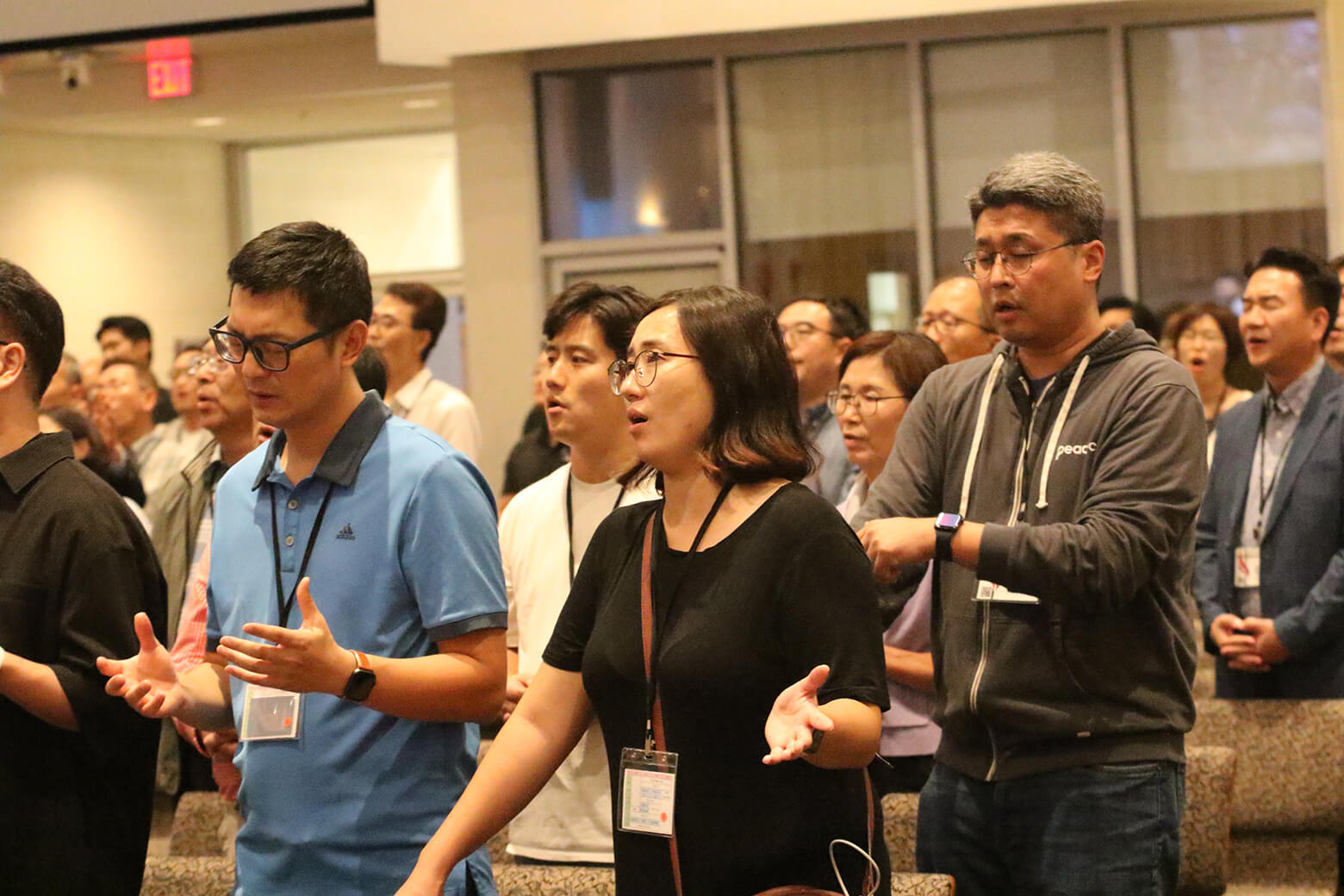 2023년 특별한인총회에 참석한 사람들이 찬양하는 모습. 사진, 김응선 목사, 연합감리교뉴스. 