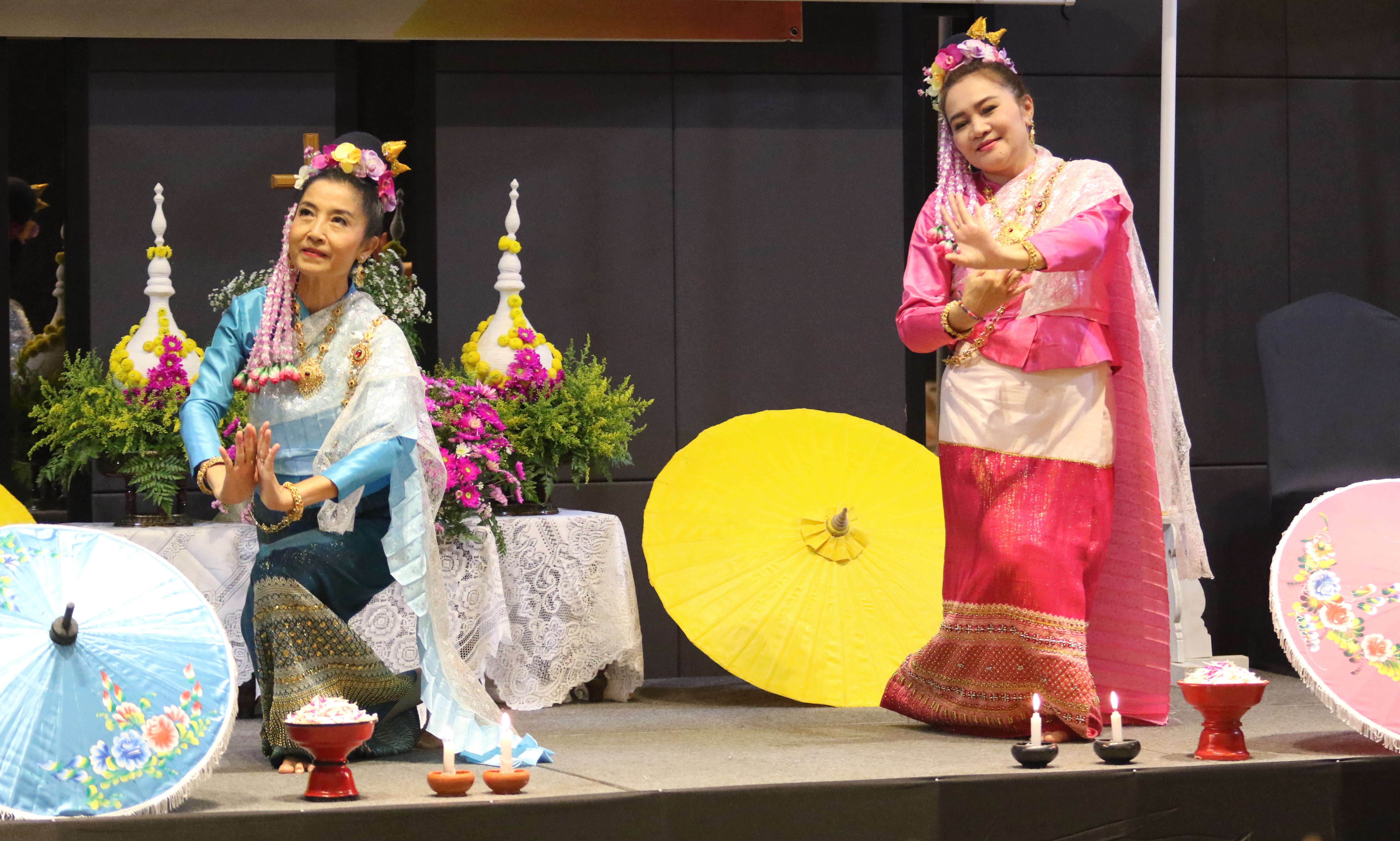 2023년 10월 23일 태국 방콕에서 열린 제3회 아시아 다락방 리더십 세미나 및 태국 다락방 70주년 감사 예배에서, 두 명의 태국교회 소속 교인이 그리스도의 빛을 들고 입장하며, 춤을 추고 있다. 사진, 김응선 목사, 연합감리교뉴스.