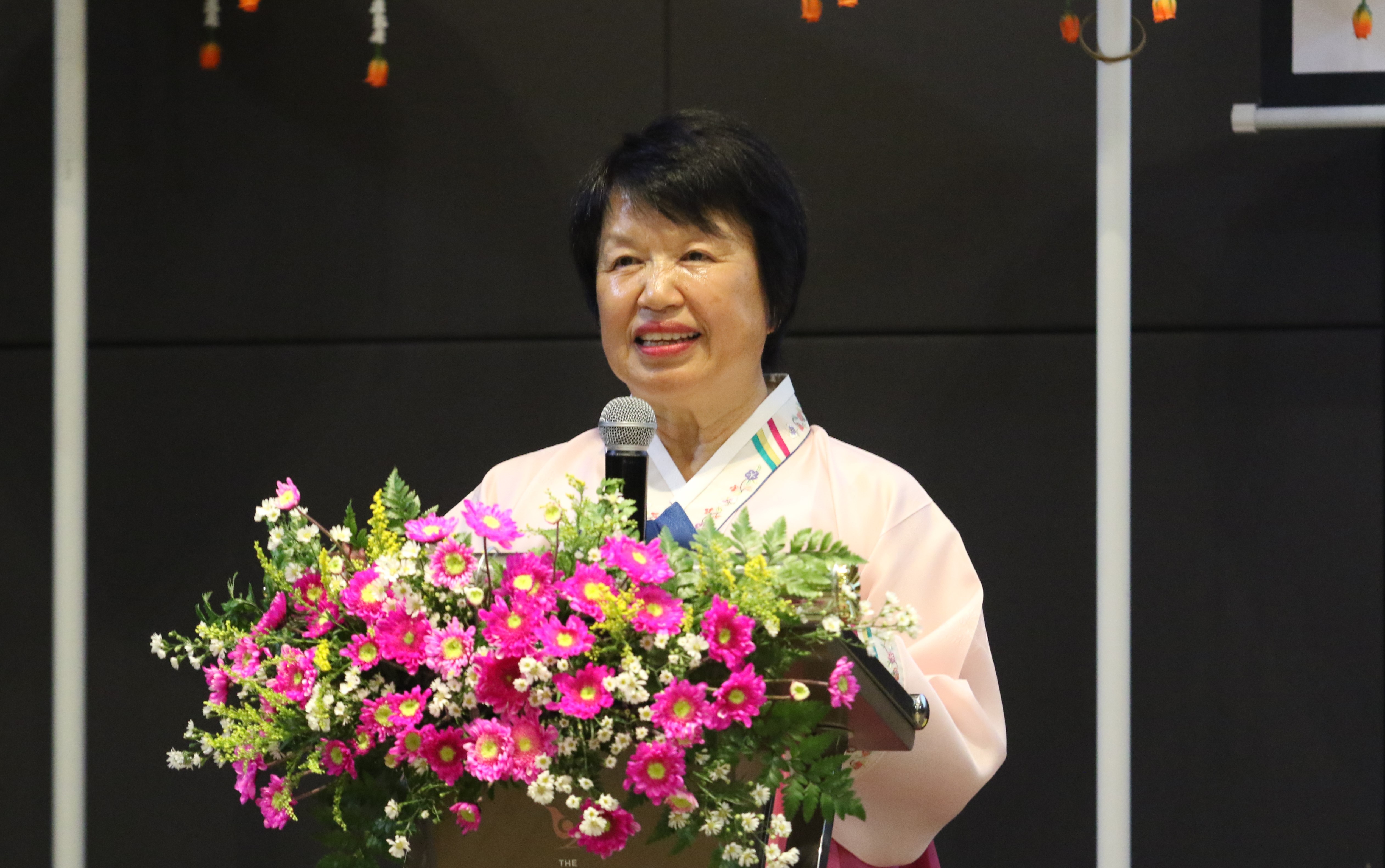 2023년 10월 23일, 태국 방콕에서 열린 제3회 아시아 다락방 리더십 세미나 및 태국 다락방 70주년 기념행사에서, 다락방 아시아 국제관계 디렉터 및 글로벌 프로그램의 매니저인 정임현 목사가 참가자들을 환영하고 있다. 이번 행사의 기획자인 정 목사는 코로나19 팬데믹 시기에 격월로 온라인 세미나를 개최해 왔었다. 사진, 김응선 목사, 연합감리교뉴스.