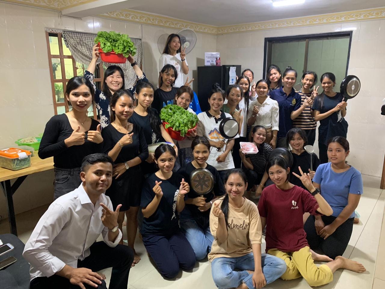 수잔나웨슬리 하우스(SWH)에서 학생들과 음식을 만들기 위해 모였다. SWH는 경제력이 없거나 도시 내에 거주할 안전한 곳을 찾지 못해 대학의 꿈을 접은 시골 지역 여성들에게 학비와 기숙사를 제공하는 사역이다. 사진 제공, 이세형 선교사.