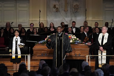 O pastor Tony Lowden, no centro, fala no funeral da ex-primeira-dama Rosalynn Carter na Igreja Metodista Unida Glenn Memorial da Universidade Emory, em Atlanta. À direita está o Rev. Mark Westmoreland, pastor da Igreja Metodista Unida Glenn Memorial. Foto Brynn Anderson, AP. O pastor Tony Lowden, no centro, fala no funeral da ex-primeira-dama Rosalynn Carter na Igreja Metodista Unida Glenn Memorial da Universidade Emory, em Atlanta. À direita está o Rev. Mark Westmoreland, pastor da Igreja Metodista Unida Glenn Memorial. Foto Brynn Anderson, AP.
