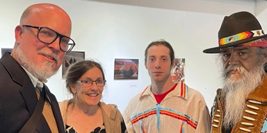 La Guardiana de la Tierra RuthAnn Purchase, segunda de izquierda a derecha está con Ryan Grover, primero de izquierda a derecha, el director del Museo Rockwood, JT Johnson y Walter Durham, en una exhibición conmemorativa del Jefe Quiet Thunder, un líder metodista unido y lenape. Foto cortesía de RuthAnn Purchase. La Guardiana de la Tierra RuthAnn Purchase, segunda de izquierda a derecha está con Ryan Grover, primero de izquierda a derecha, el director del Museo Rockwood, JT Johnson y Walter Durham, en una exhibición conmemorativa del Jefe Quiet Thunder, un líder metodista unido y lenape. Foto cortesía de RuthAnn Purchase.