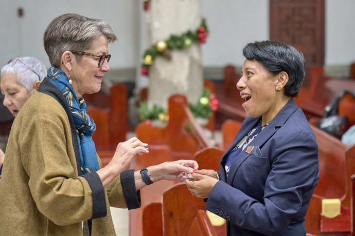 La obispo metodista unida Sally Dyke (izquierda) intercambia broches de solapa con el reverendo Zabdiel Campos, ministro metodista y superintendente del distrito del Valle de Anáhuac, el 30 de noviembre de 2023, durante una conferencia en la Ciudad de México para celebrar el 150 aniversario de la fundación de la Iglesia Metodista Unida.  Por la Iglesia Metodista en México.  El obispo Dyke, quien está jubilado pero se desempeña como funcionario ecuménico de la Conferencia de Obispos Metodista Unida, fue un invitado.  Foto de Paul Jeffrey, Noticias de la UM.