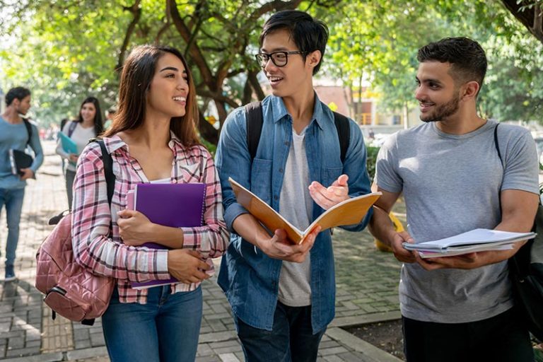 연합감리교회 고등교육사역부는 오는 2024년 3월 13일까지, 대학 또는 대학원에 다니는 연합감리교 학생들의 학업을 돕기 위한 새로운 장학금 신청서를 접수하고 있다. 사진 출처, 총회고등교육사역부. 연합감리교회 고등교육사역부는 오는 2024년 3월 13일까지, 대학 또는 대학원에 다니는 연합감리교 학생들의 학업을 돕기 위한 새로운 장학금 신청서를 접수하고 있다. 사진 출처, 총회고등교육사역부.