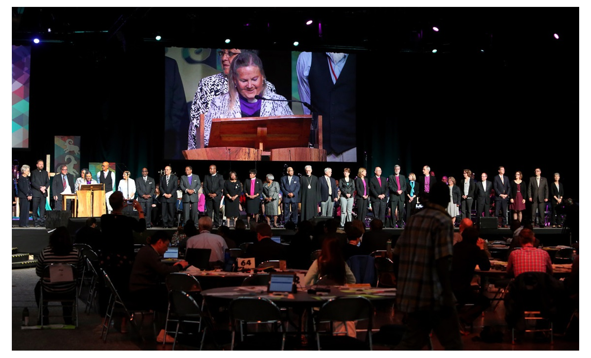 2016년 총회에서 스웬슨 감독이 교회일치의날(Ecumenical Day) 예배에 참석한 타 교단 지도자들을 소개하고 있다. 사진, 캐서린 베리, 연합감리교뉴스. 2016년 총회에서 스웬슨 감독이 교회일치의날(Ecumenical Day) 예배에 참석한 타 교단 지도자들을 소개하고 있다. 사진, 캐서린 베리, 연합감리교뉴스.