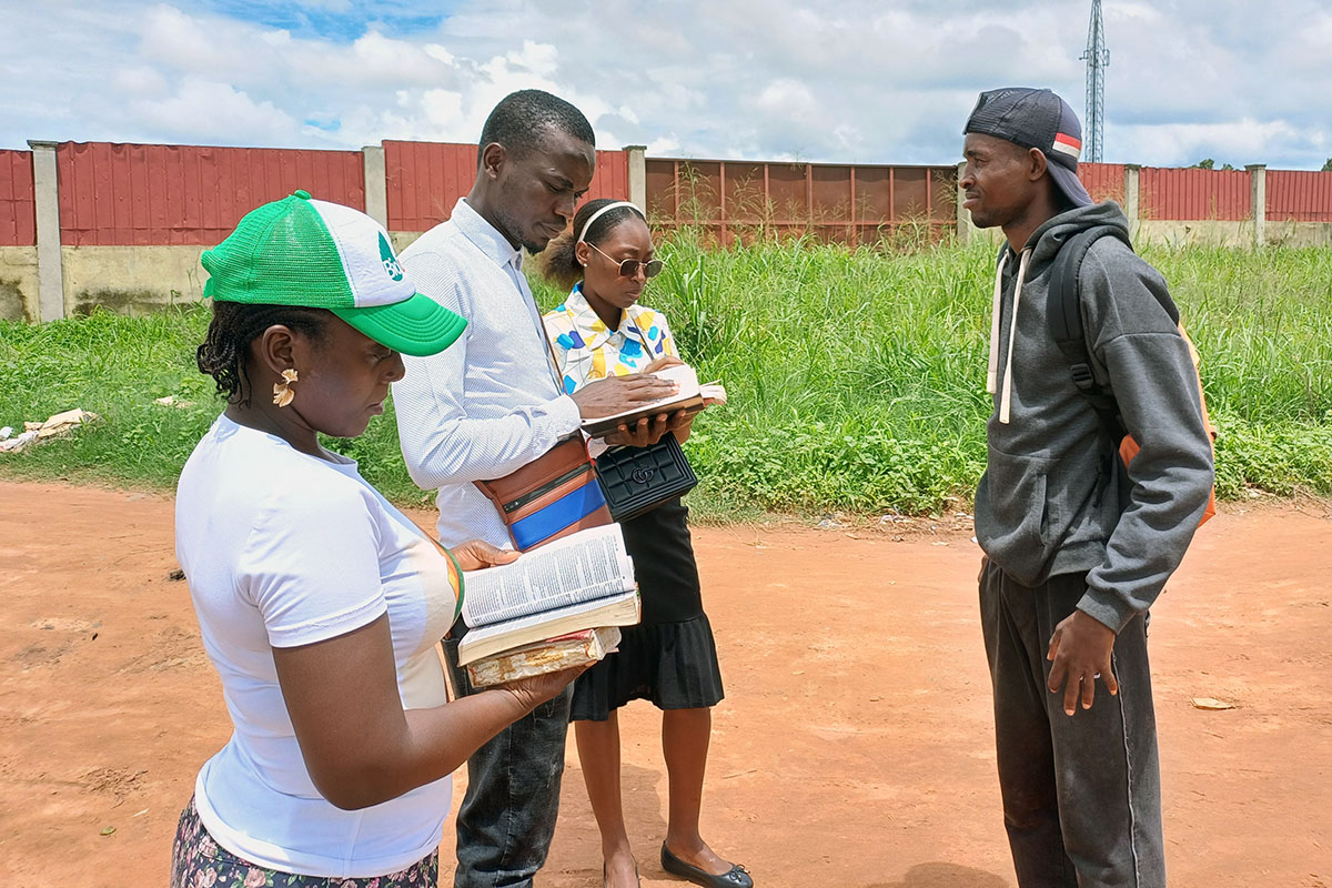 Os irmãos José Contreiras, Manuela Comprido e Luísa Adão Evangelizam um jovem defronte a IMU Dona Eva Pedro de Andrade. Malanje, foto de Domingas Ginga Golombole.